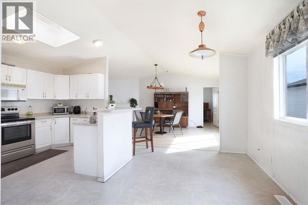 8 Meadowplace Crescent E, Brooks — photo 5