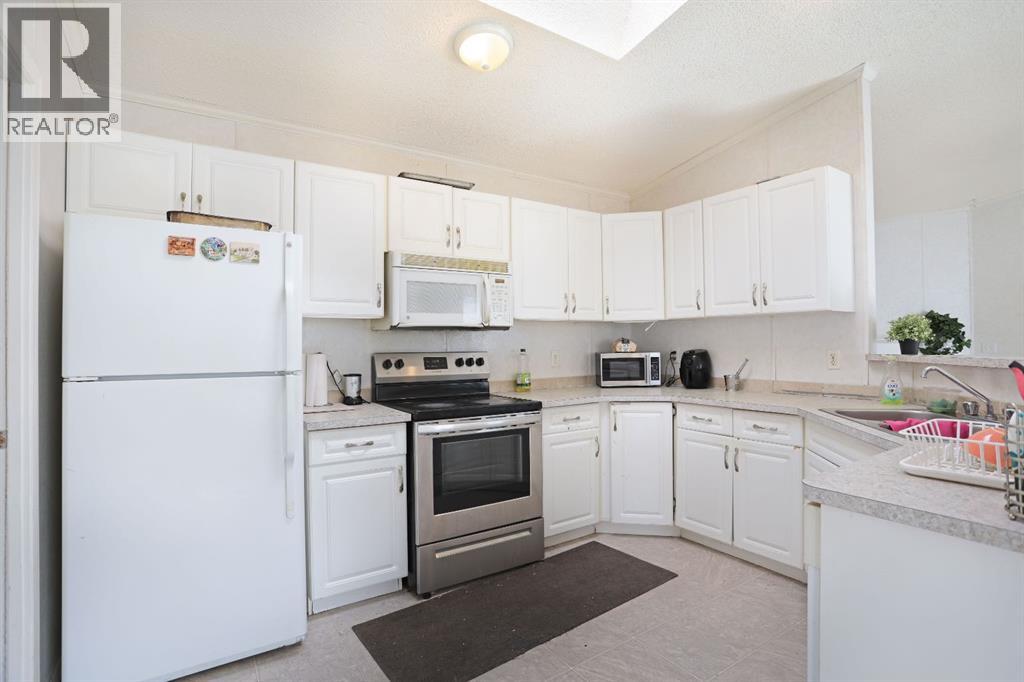 8 Meadowplace Crescent E, Brooks — photo 7