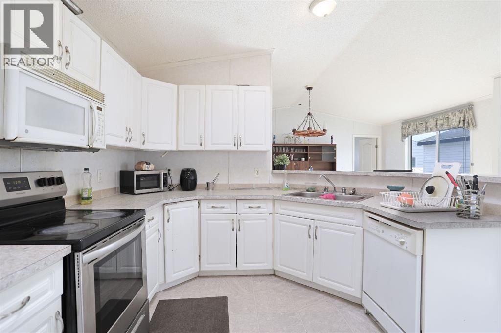8 Meadowplace Crescent E, Brooks — photo 8