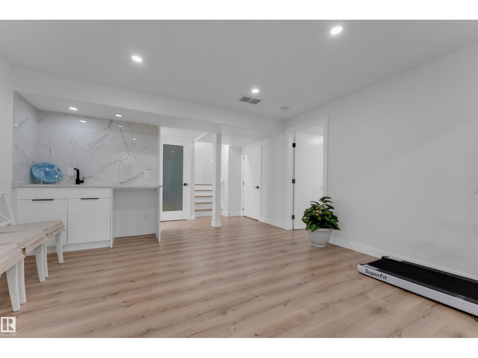 3135 24 AV NW - 37