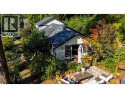 806 Hummingbird Lane, Bowen Island, BC V0N1G1 Photo 6