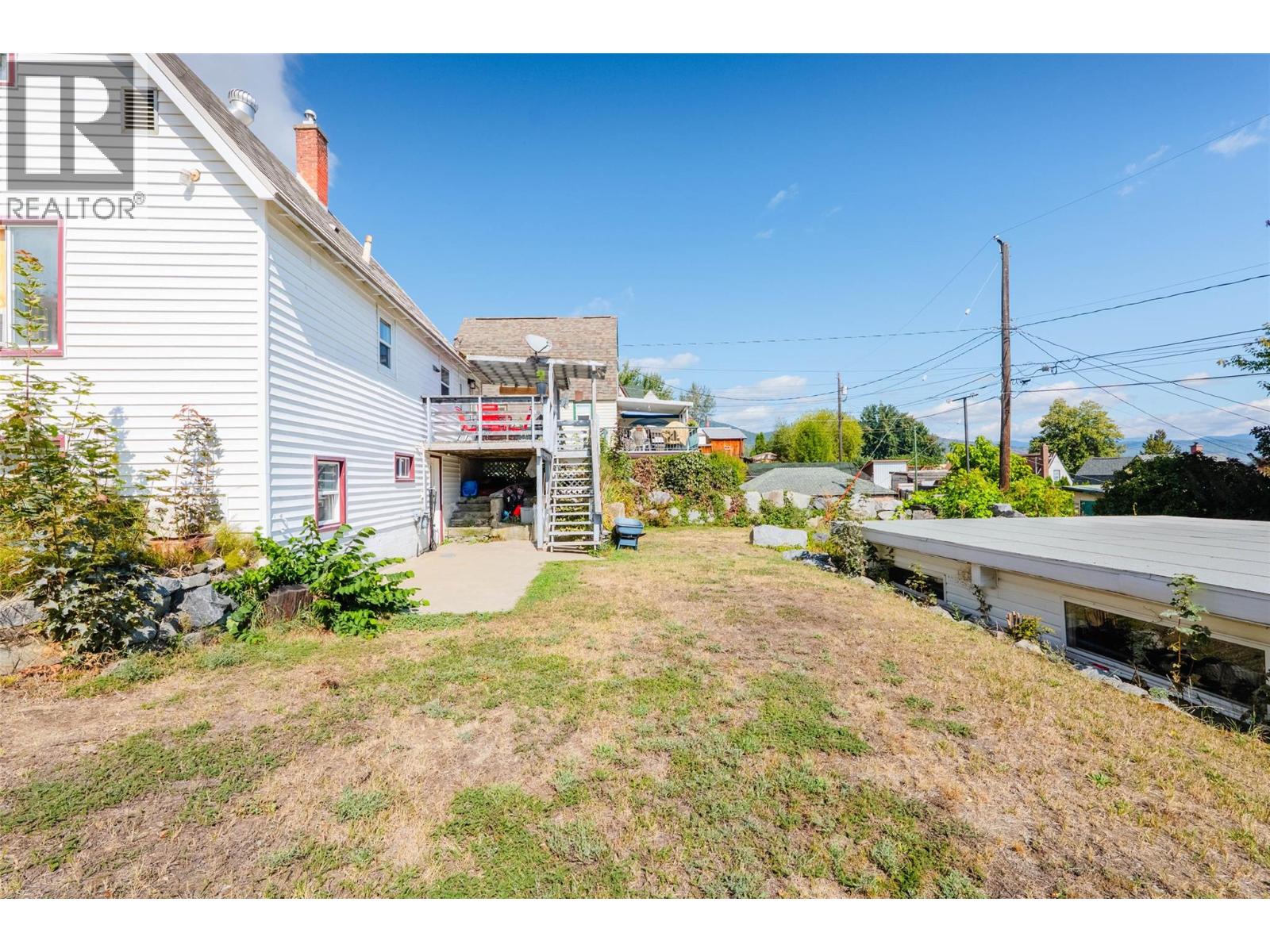 660 Dickens Street, Warfield