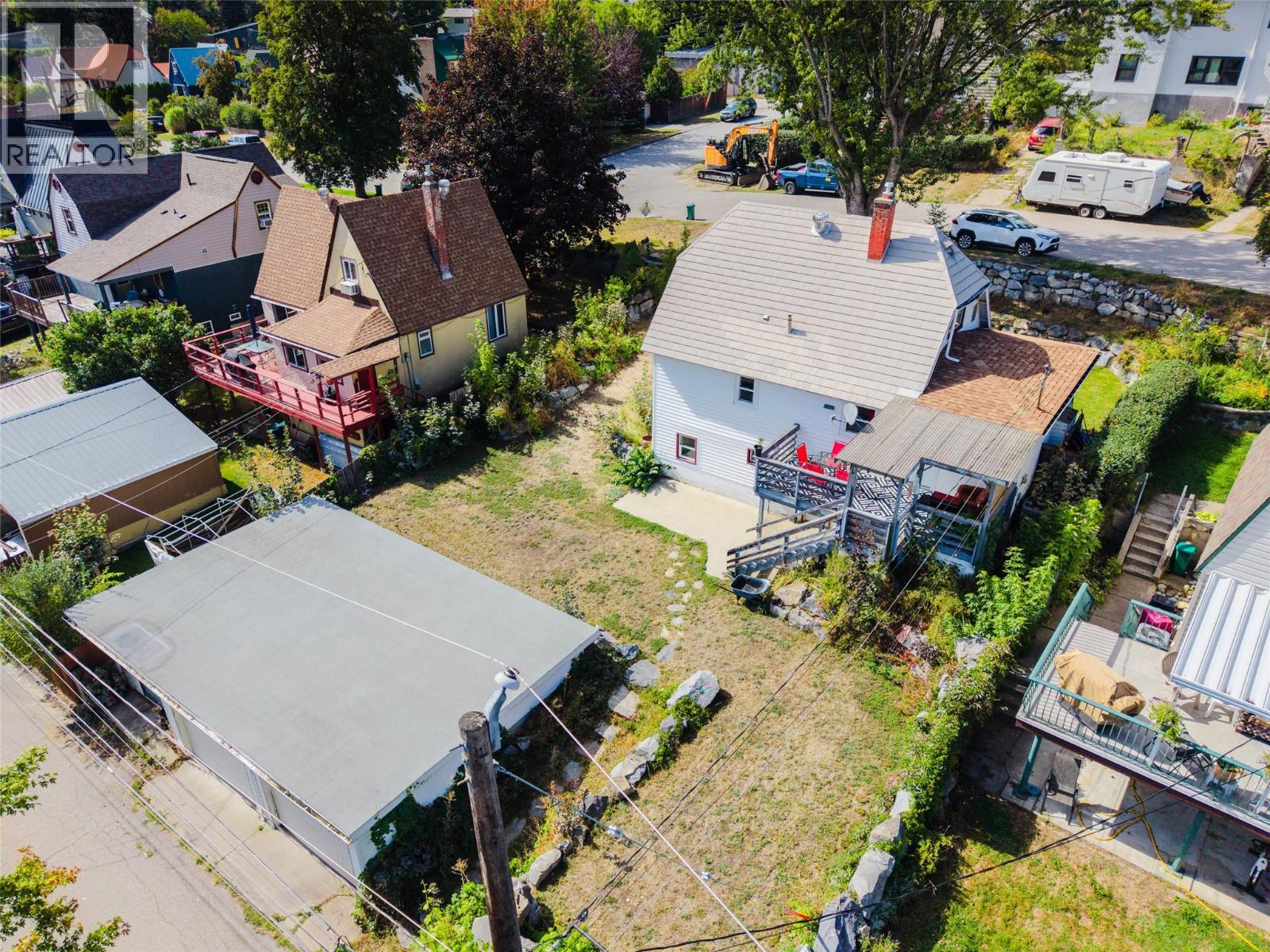 660 Dickens Street, Warfield