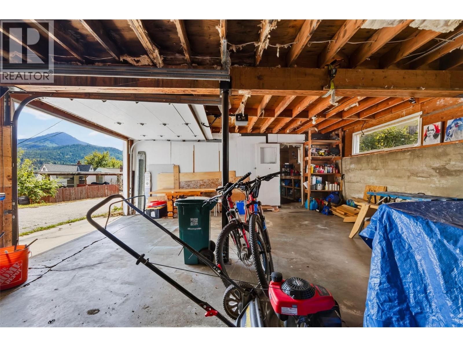 660 Dickens Street, Warfield