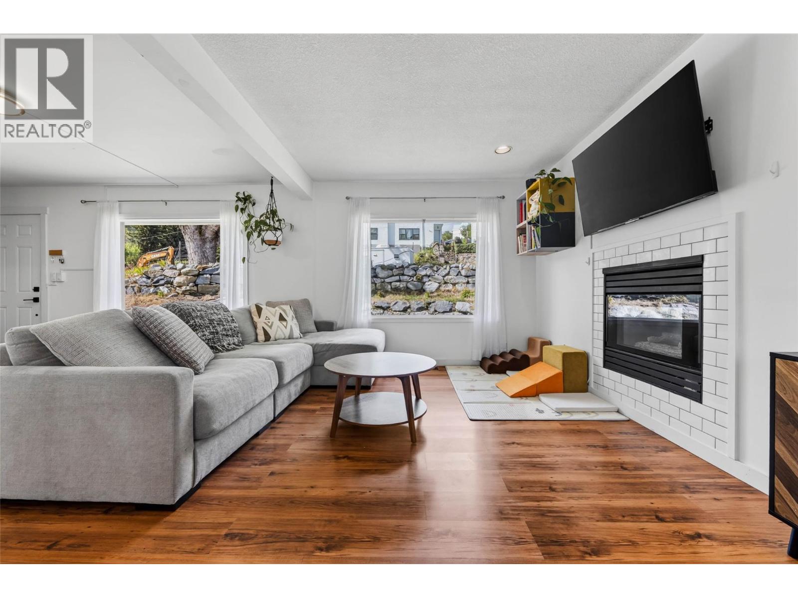 660 Dickens Street, Warfield — photo 7
