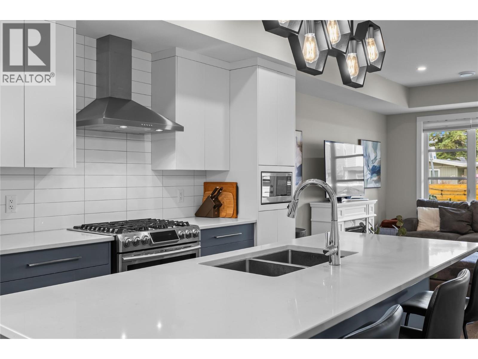2 771 Raymer Avenue, Kelowna