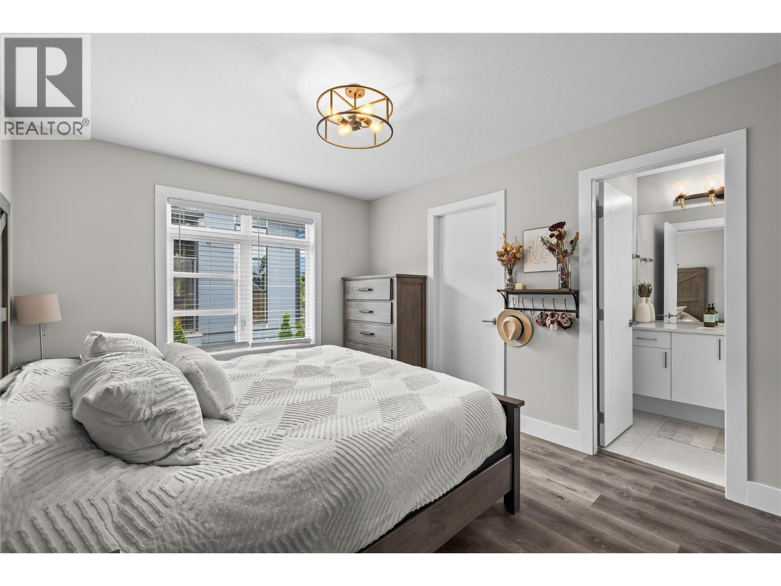 #2 771 Raymer Avenue - 20