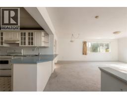 2561 Sinclair Rd, Saanich, BC V8N1B7 Photo 27