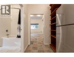 Living room - 2561 Sinclair Rd, Saanich, BC V8N1B7 Photo 21