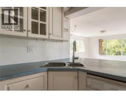 2561 Sinclair Rd, Saanich, BC V8N1B7 Photo 29