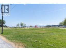 2561 Sinclair Rd, Saanich, BC V8N1B7 Photo 40