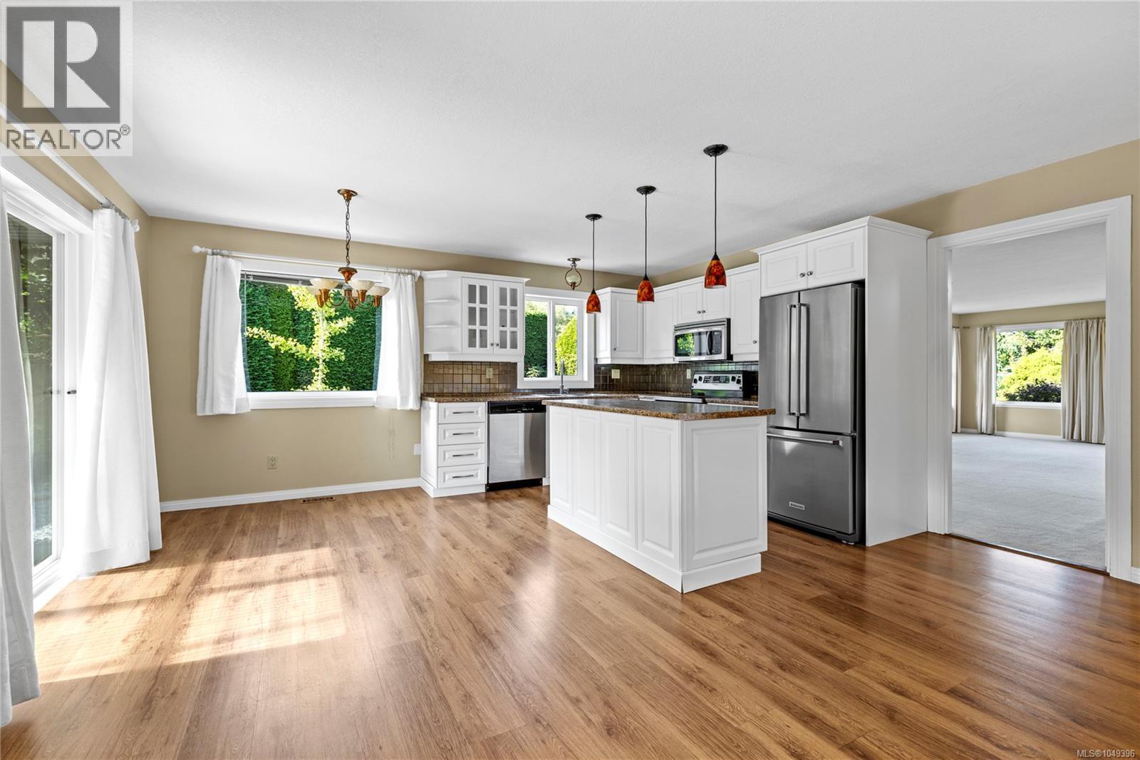 662 Redwood Dr, Qualicum Beach
