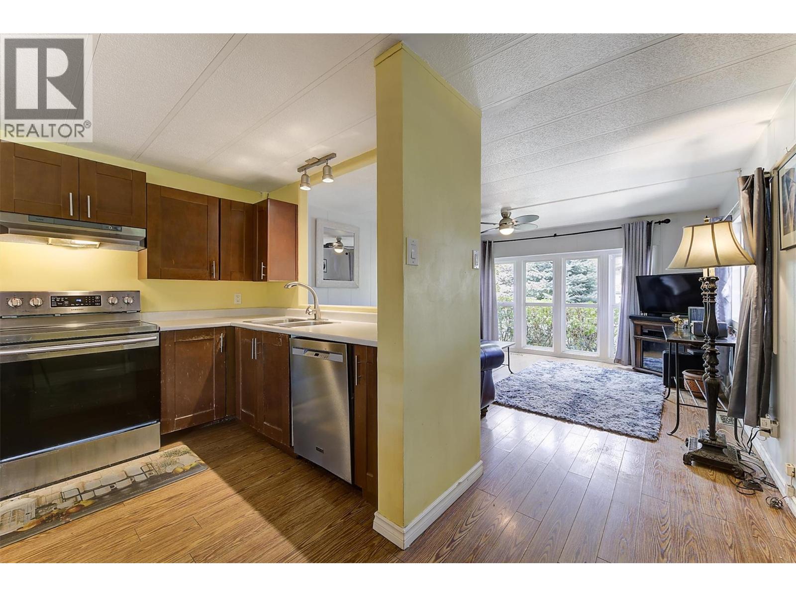 14 2001 97 Highway South, Westbank
