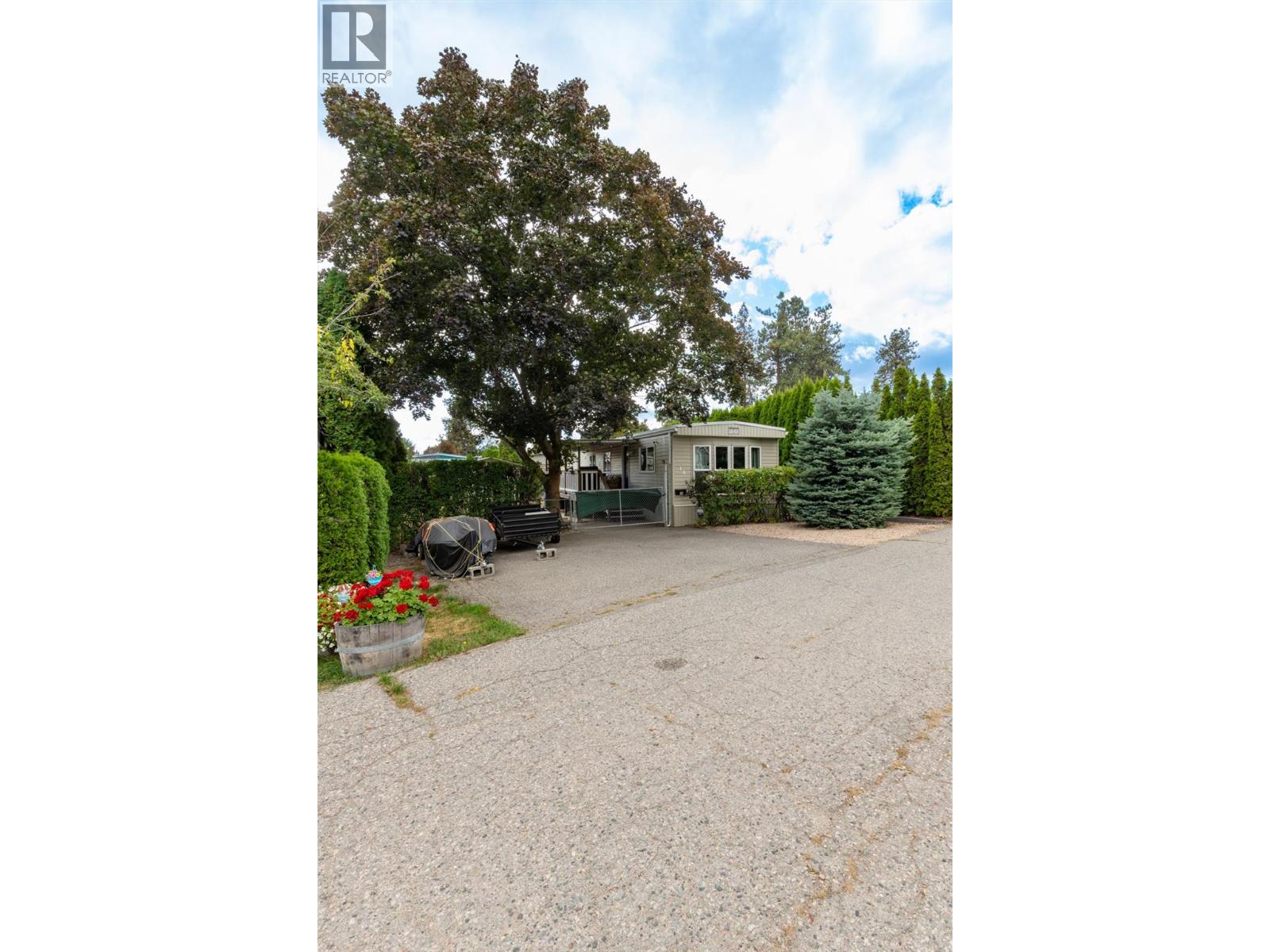 14 2001 97 Highway South, Westbank