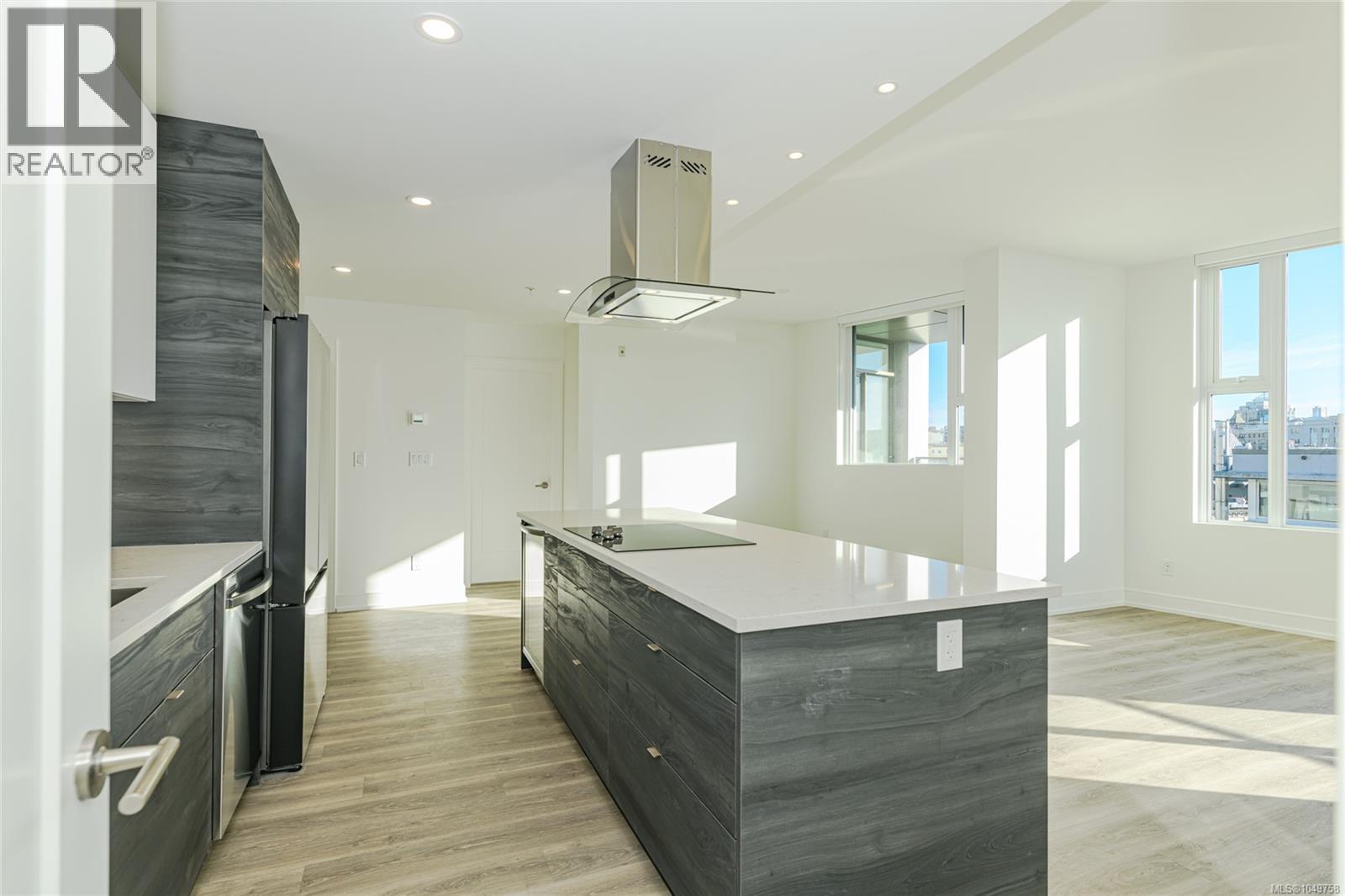 #904 1628 Store St - 9