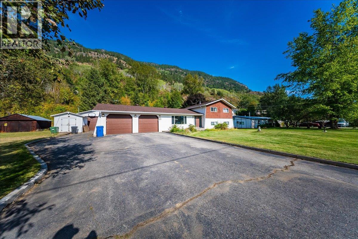 2129 Raspberry Road, Castlegar — photo 4