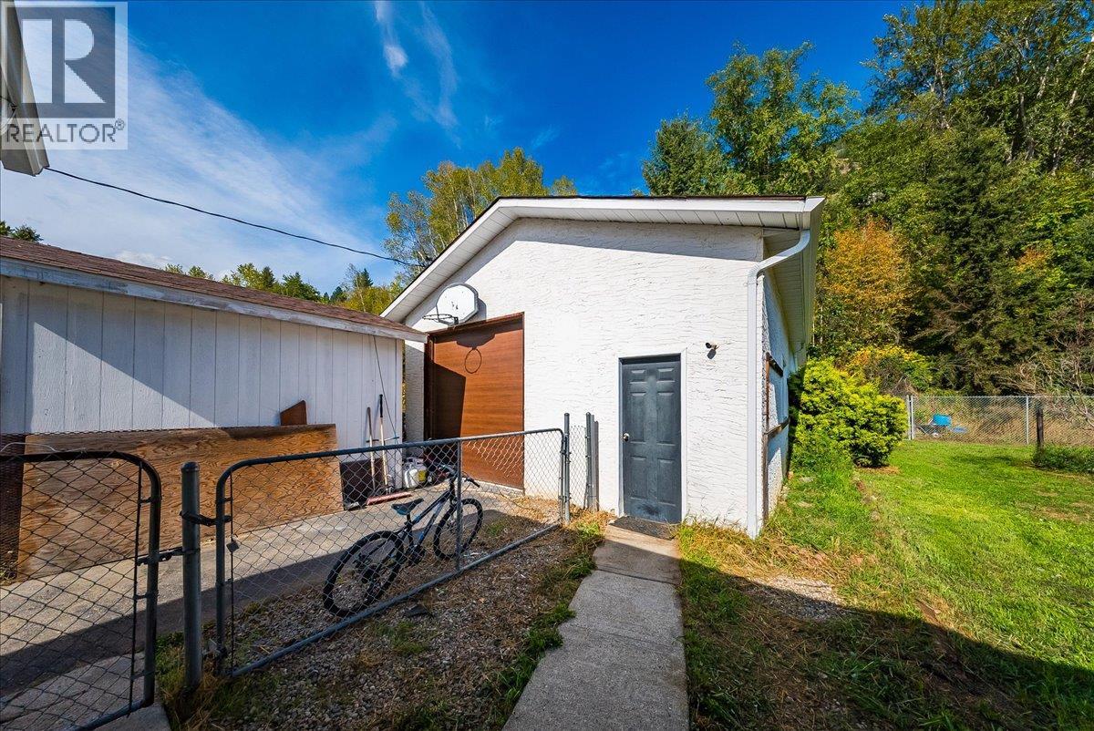 2129 Raspberry Road, Castlegar — photo 6