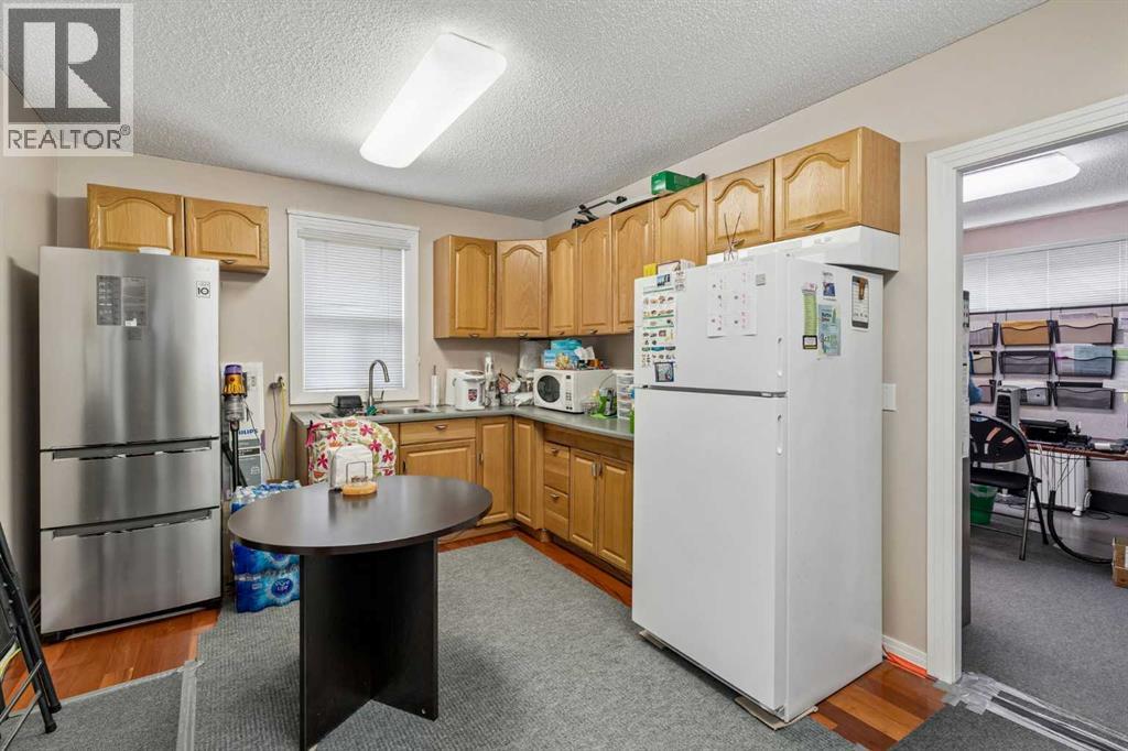 263 19 Avenue NE, Calgary — photo 9