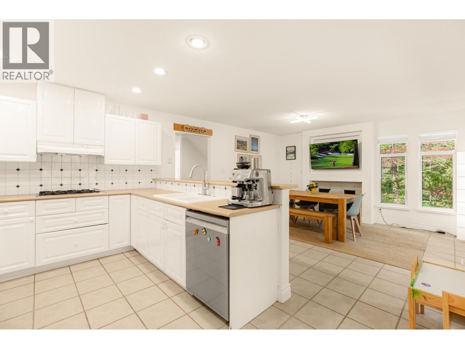 1188 STRATHAVEN DRIVE, North Vancouver — photo 4