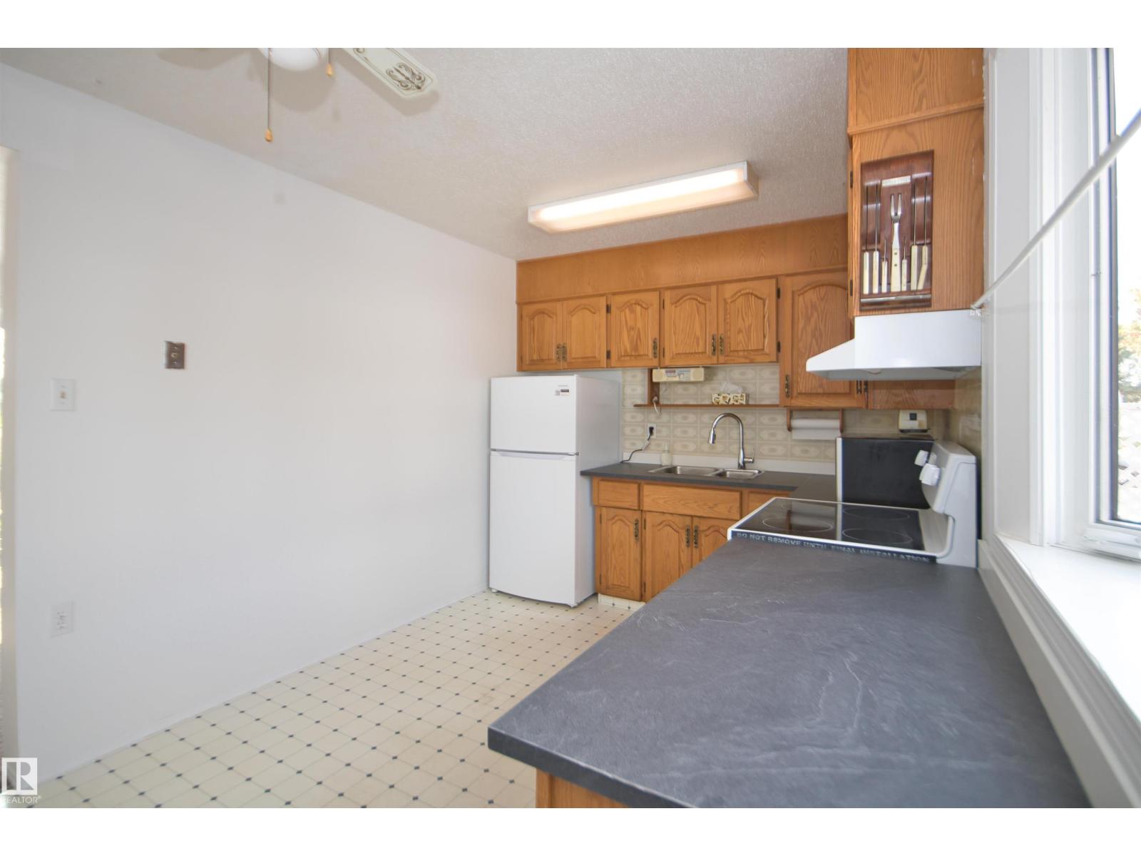 7743 37 AV NW - 8
