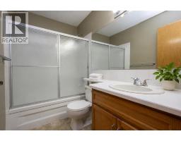 16 Davis Close, Red Deer, AB T4R2L4 Photo 9