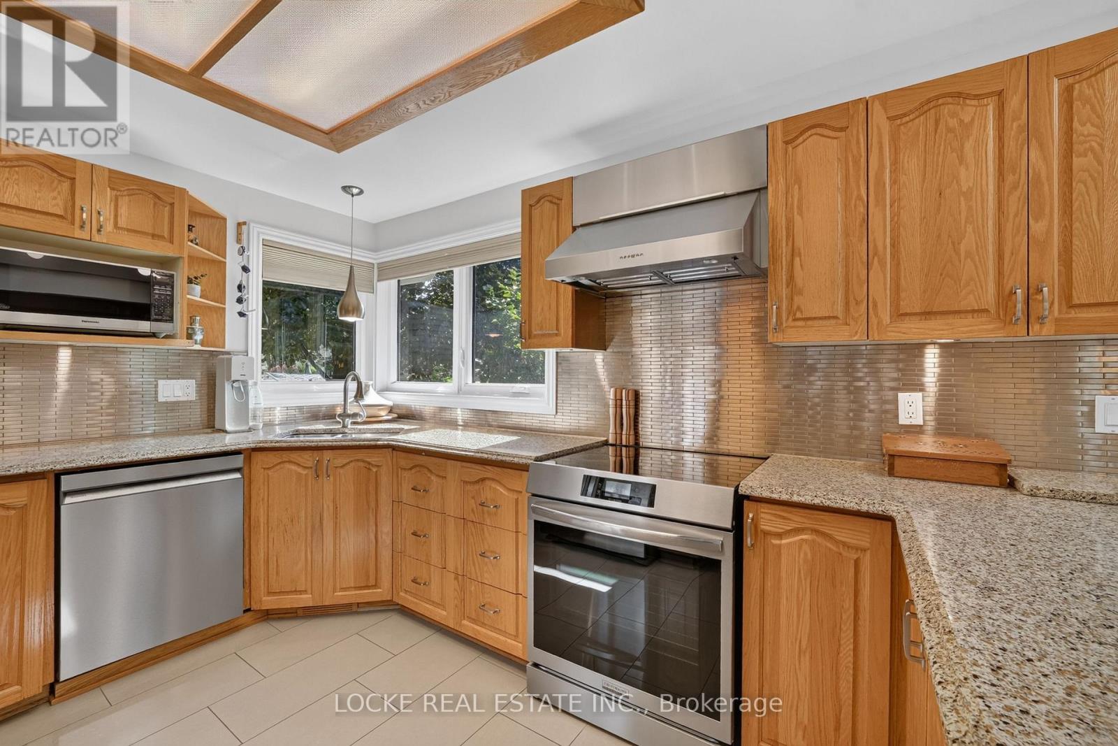 1672 DES RAVINS PLACE, Ottawa. Luxury613. By Peter Sagos - Image 11