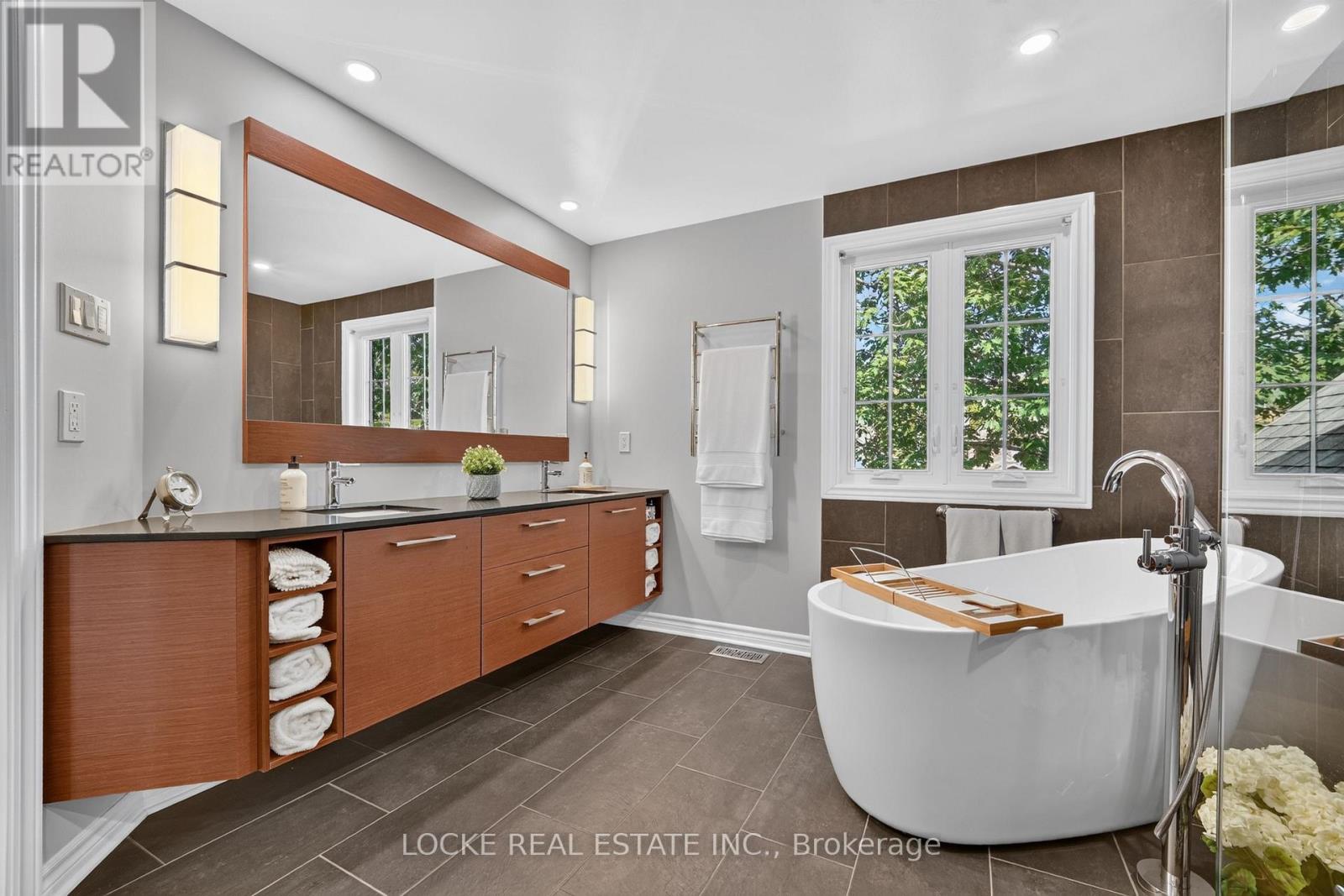 1672 DES RAVINS PLACE, Ottawa. Luxury613. By Peter Sagos - Image 29