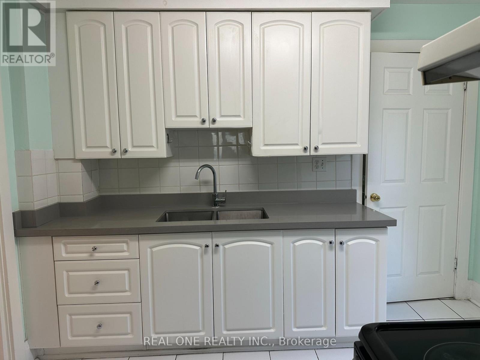 116 PEMBERTON AVENUE, Toronto (Newtonbrook East) — photo 2