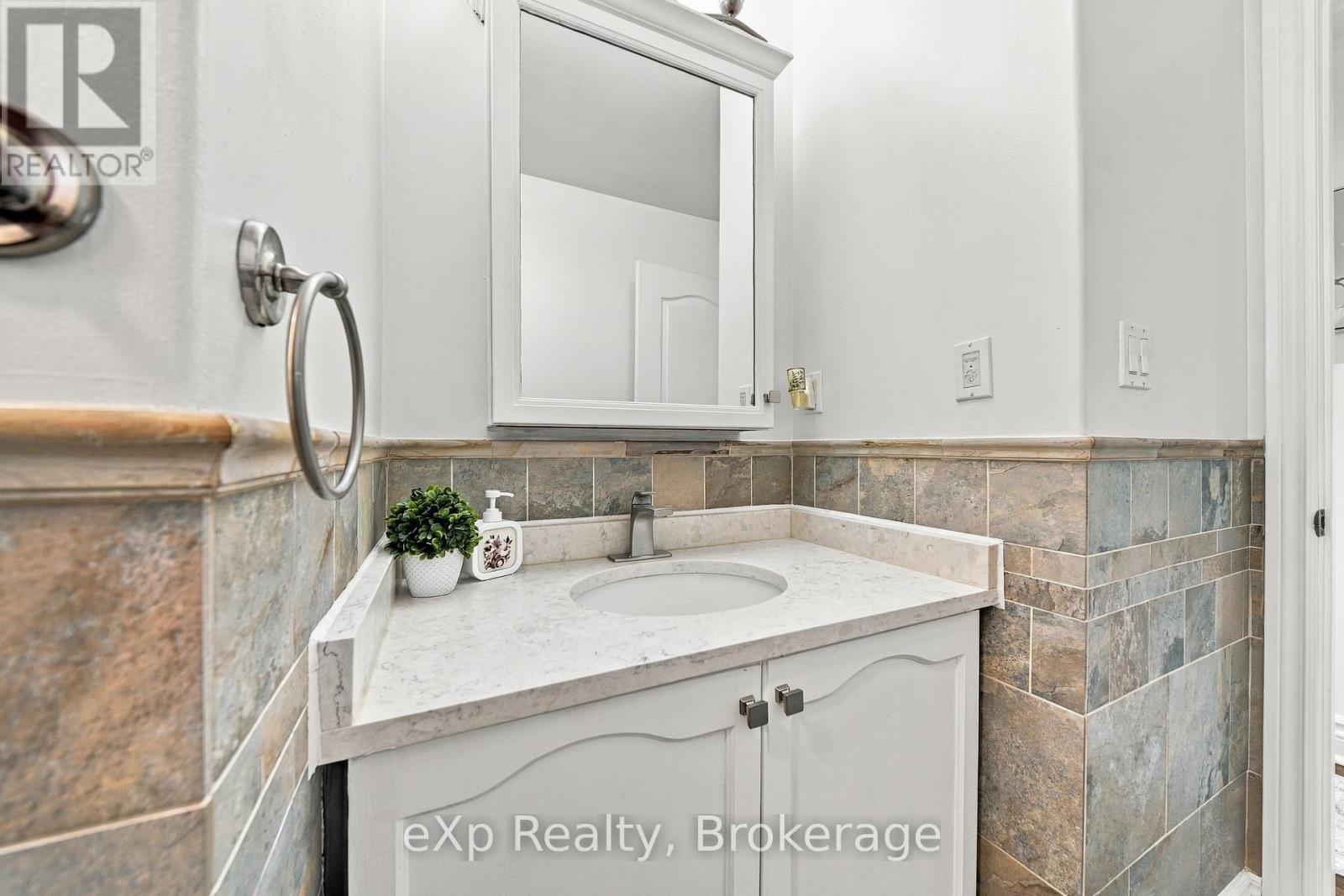 10 CHRISTOPHER COURT - Image 19