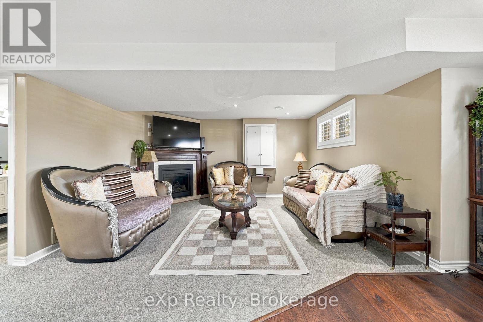 10 CHRISTOPHER COURT - Image 21