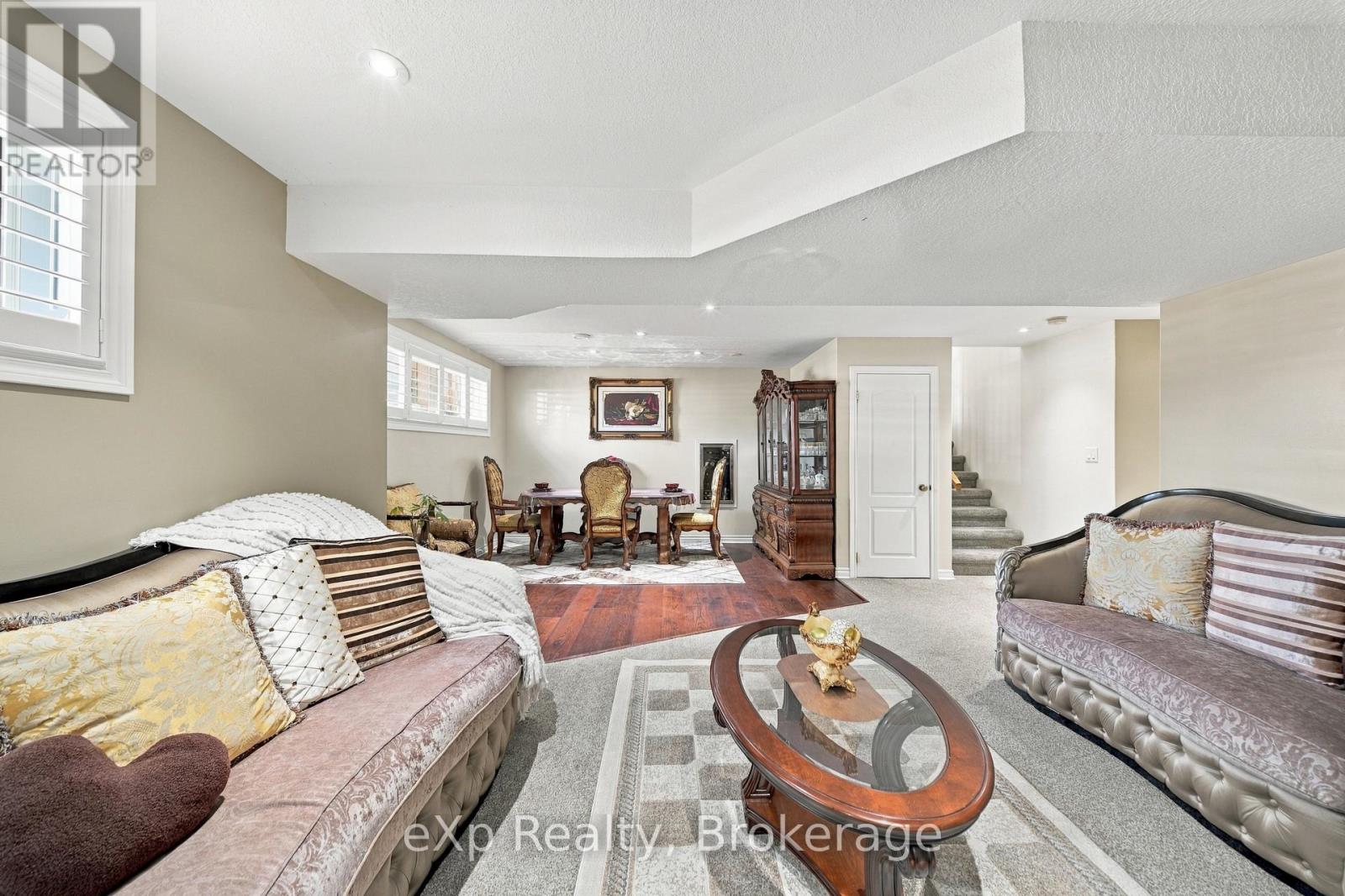 10 CHRISTOPHER COURT - 23