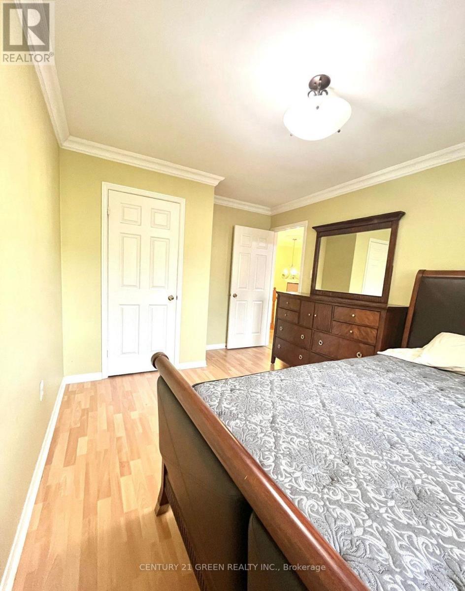 215 KINGKNOLL DRIVE - 21