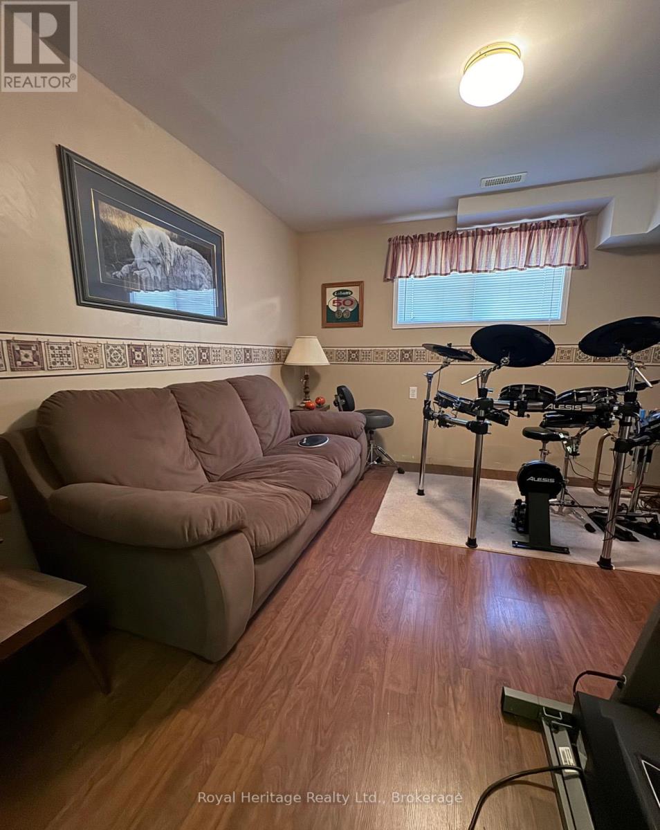 7 LANG COURT - 12