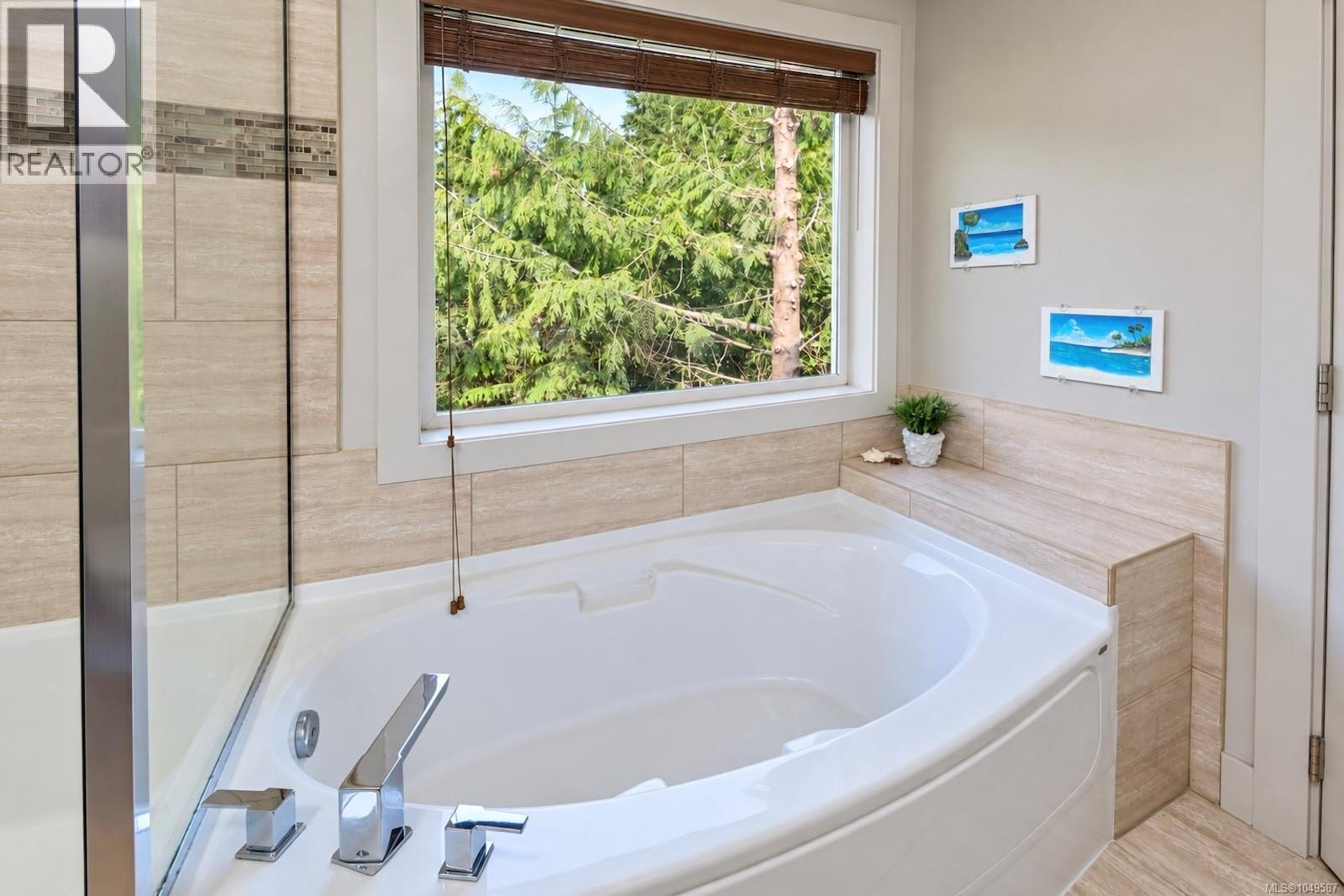 700 Ocean Park Dr, Tofino