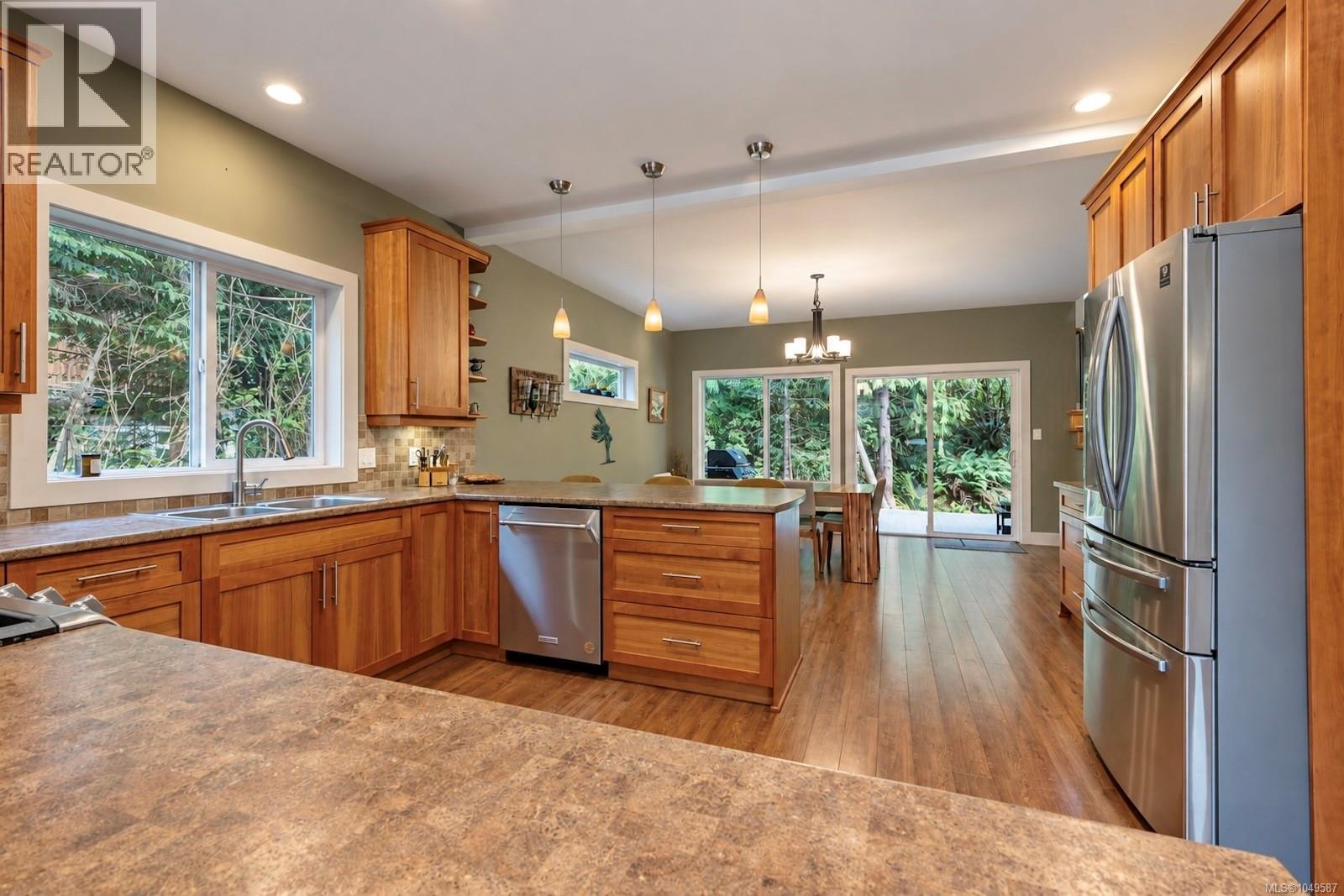 700 Ocean Park Dr, Tofino