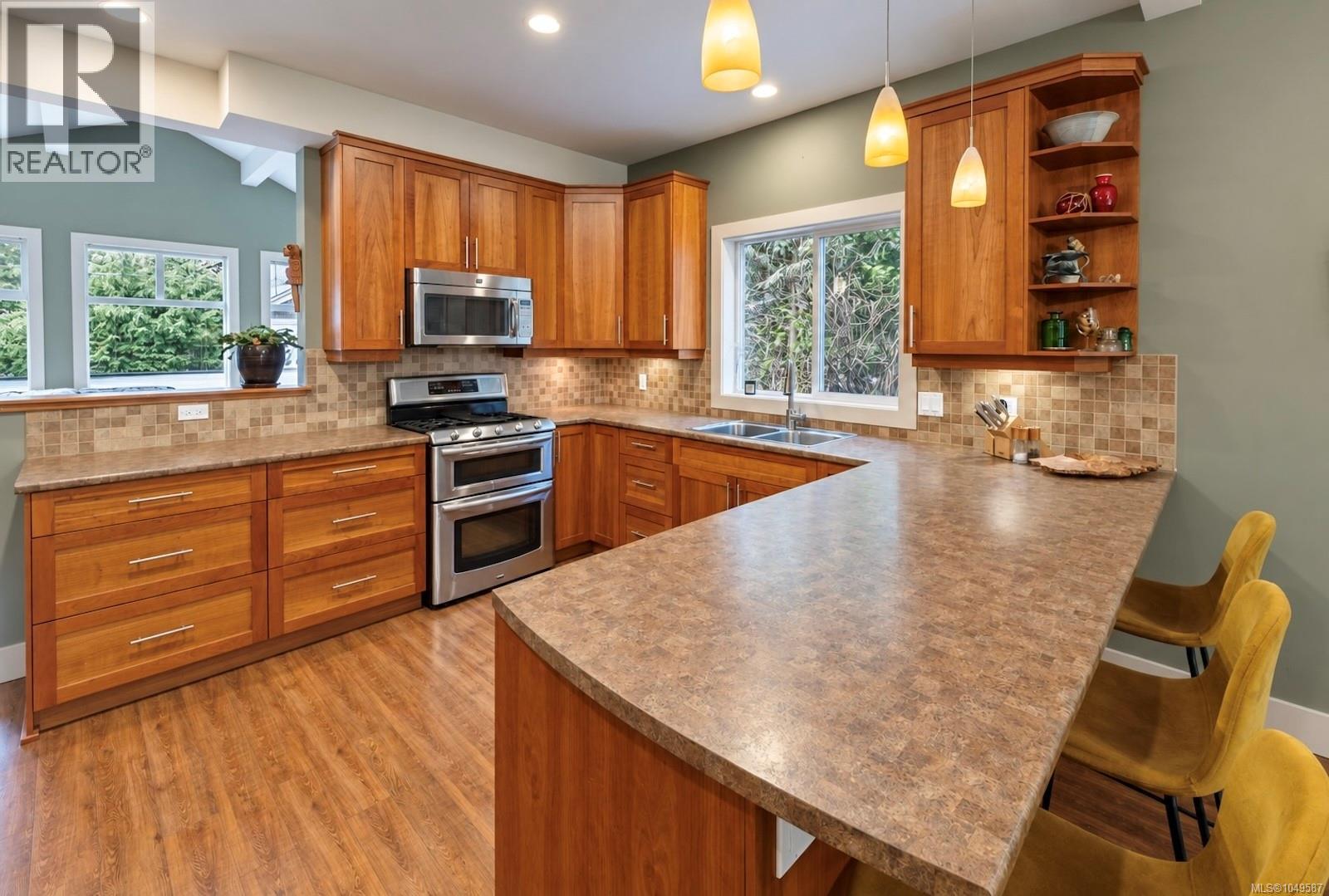 700 Ocean Park Dr, Tofino