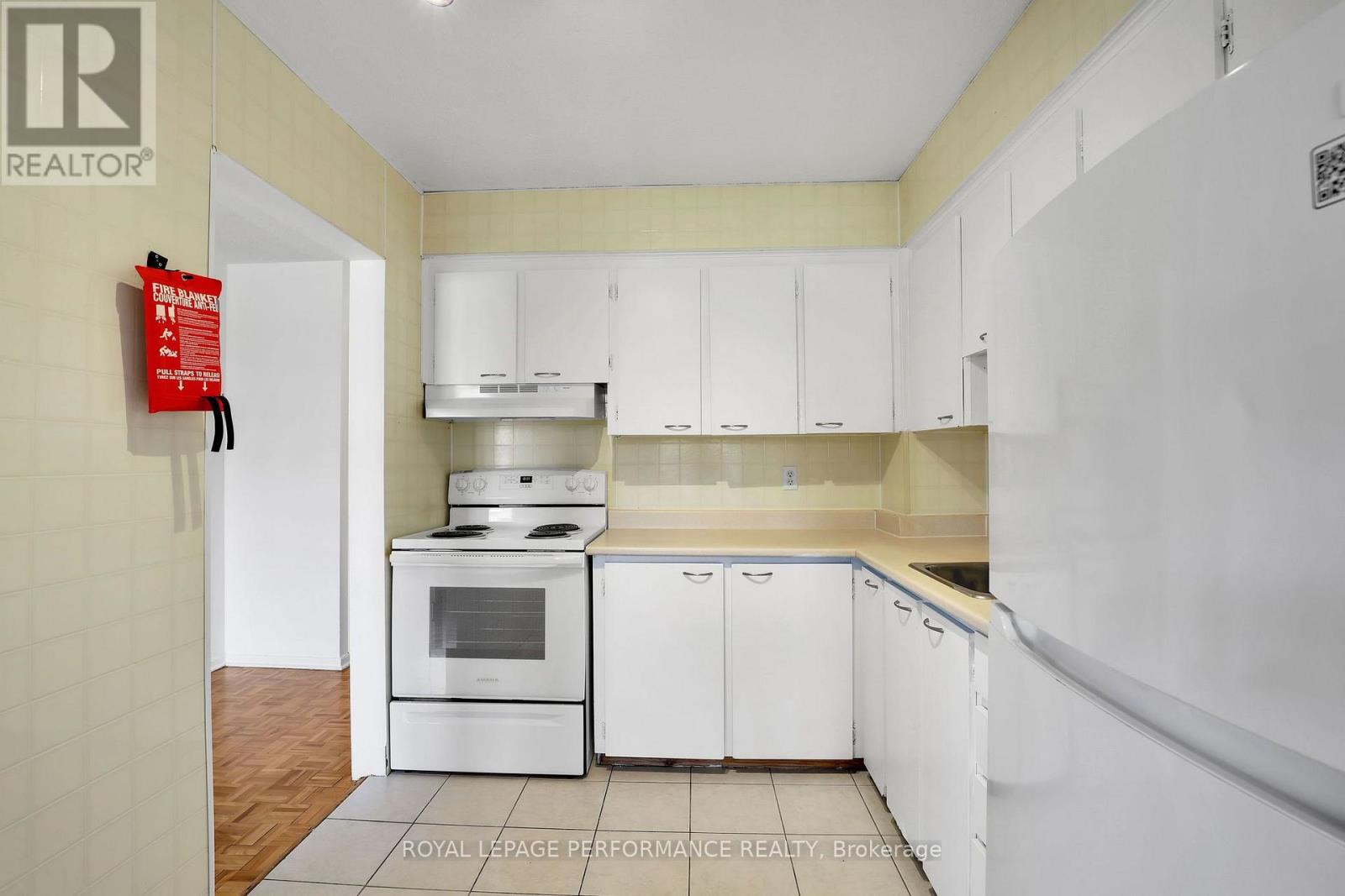 #208C 2044 ARROWSMITH DRIVE - 14