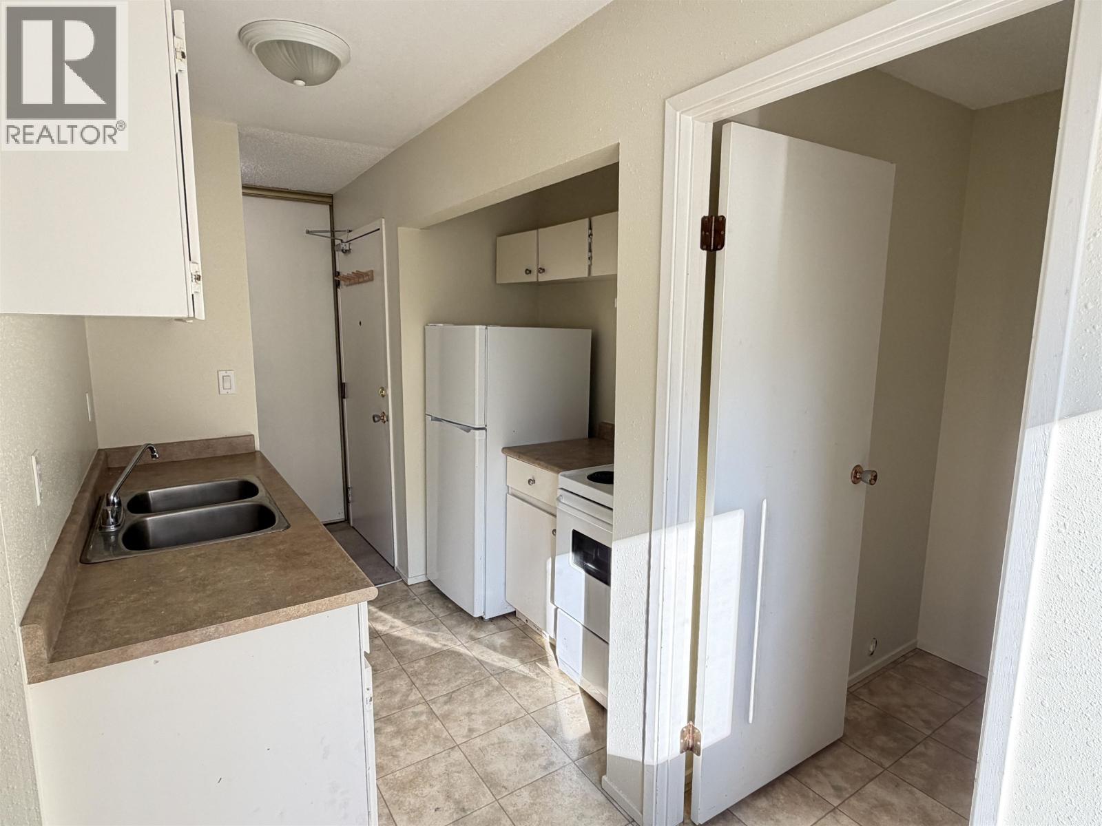 #318 282 N BROADWAY AVENUE - 7