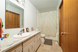 8 Wedgewood Bay, Brandon, MB R7B3J4 Photo 6