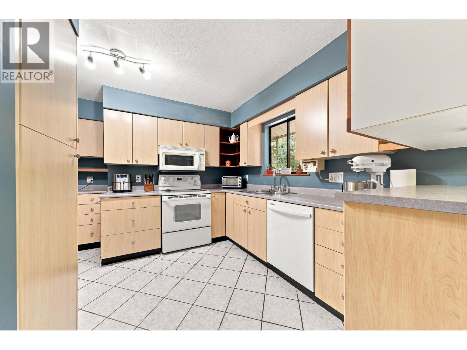 2161 FLORALYNN CRESCENT, North Vancouver — photo 8