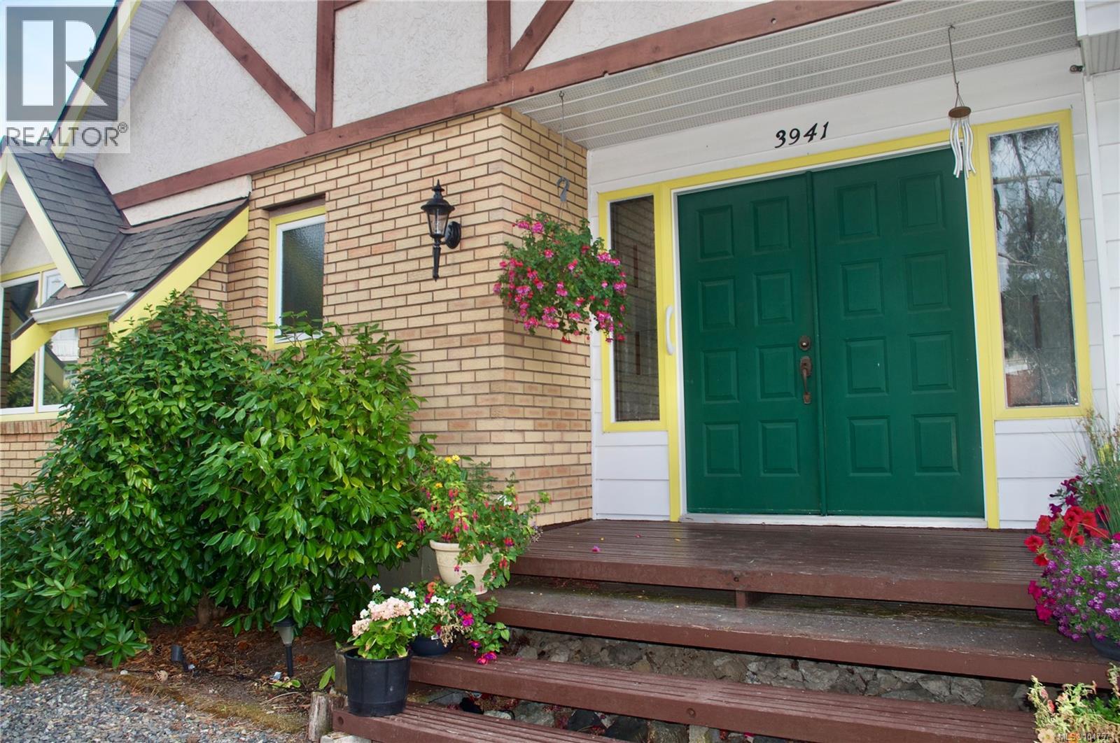 3941 Raymond St S, Saanich — photo 2