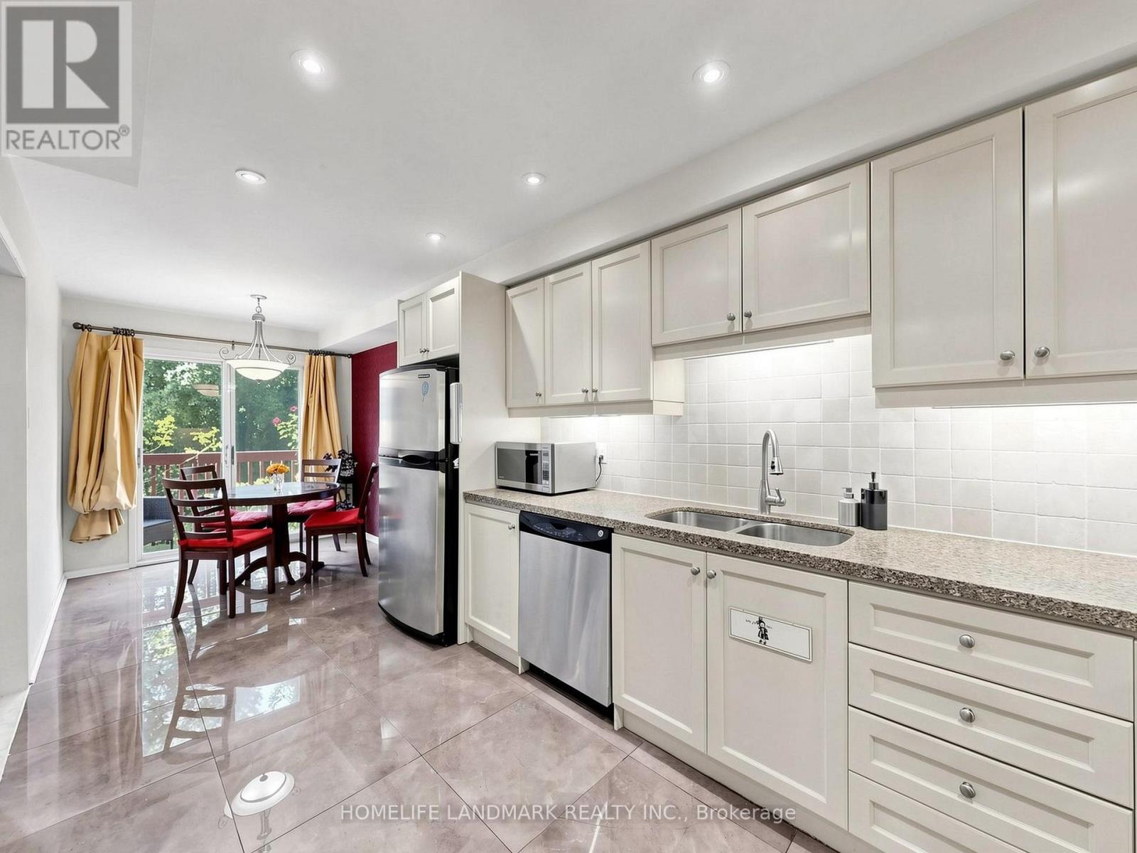 52 QUEENSMILL COURT, Richmond Hill (Doncrest) — photo 8