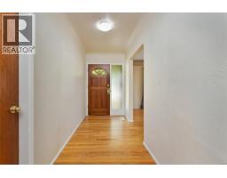 1277 Revercomb Pl, Victoria, BC V8V3G5 Photo 22