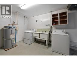 1277 Revercomb Pl, Victoria, BC V8V3G5 Photo 27