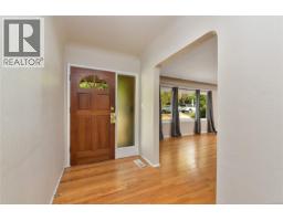 1277 Revercomb Pl, Victoria, BC V8V3G5 Photo 21