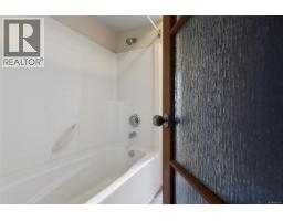 1277 Revercomb Pl, Victoria, BC V8V3G5 Photo 20