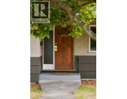 1277 Revercomb Pl, Victoria, BC V8V3G5 Photo 39