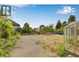 1277 Revercomb Pl, Victoria, BC V8V3G5 Photo 31