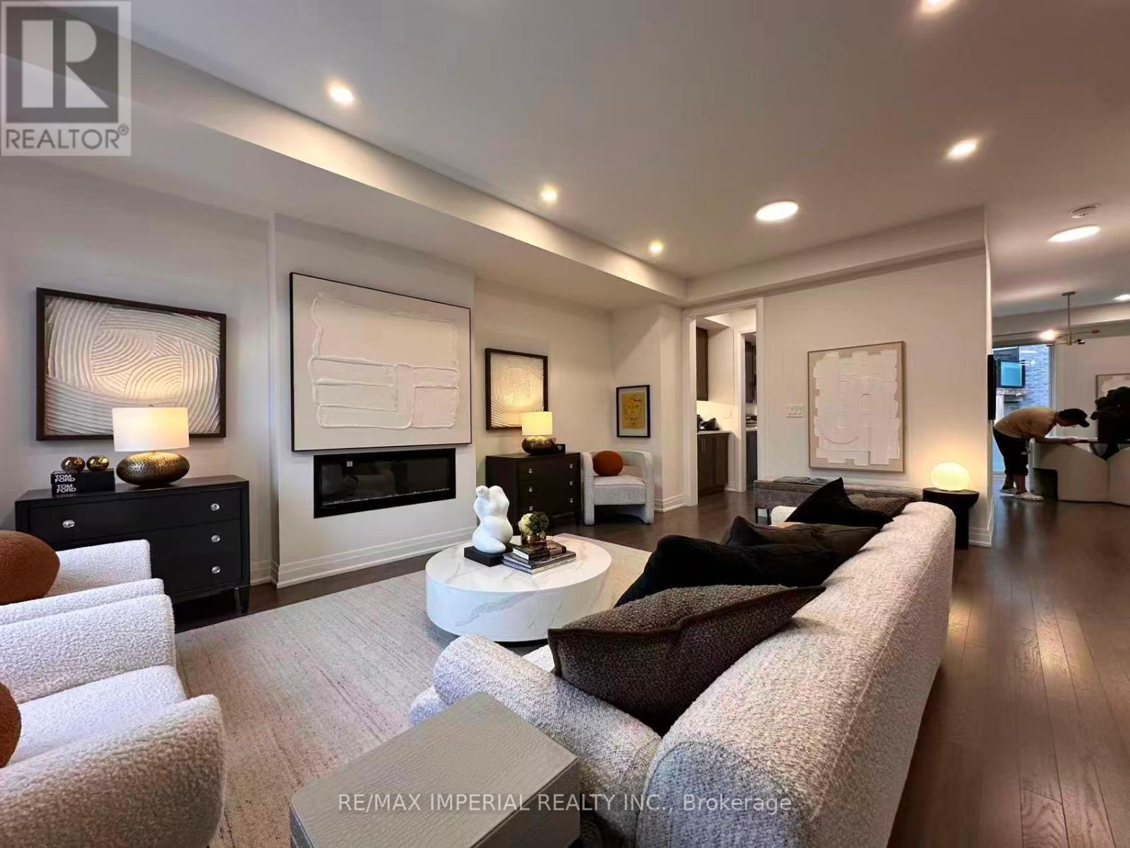 212 VERMONT AVENUE, Newmarket (Summerhill Estates) — photo 2