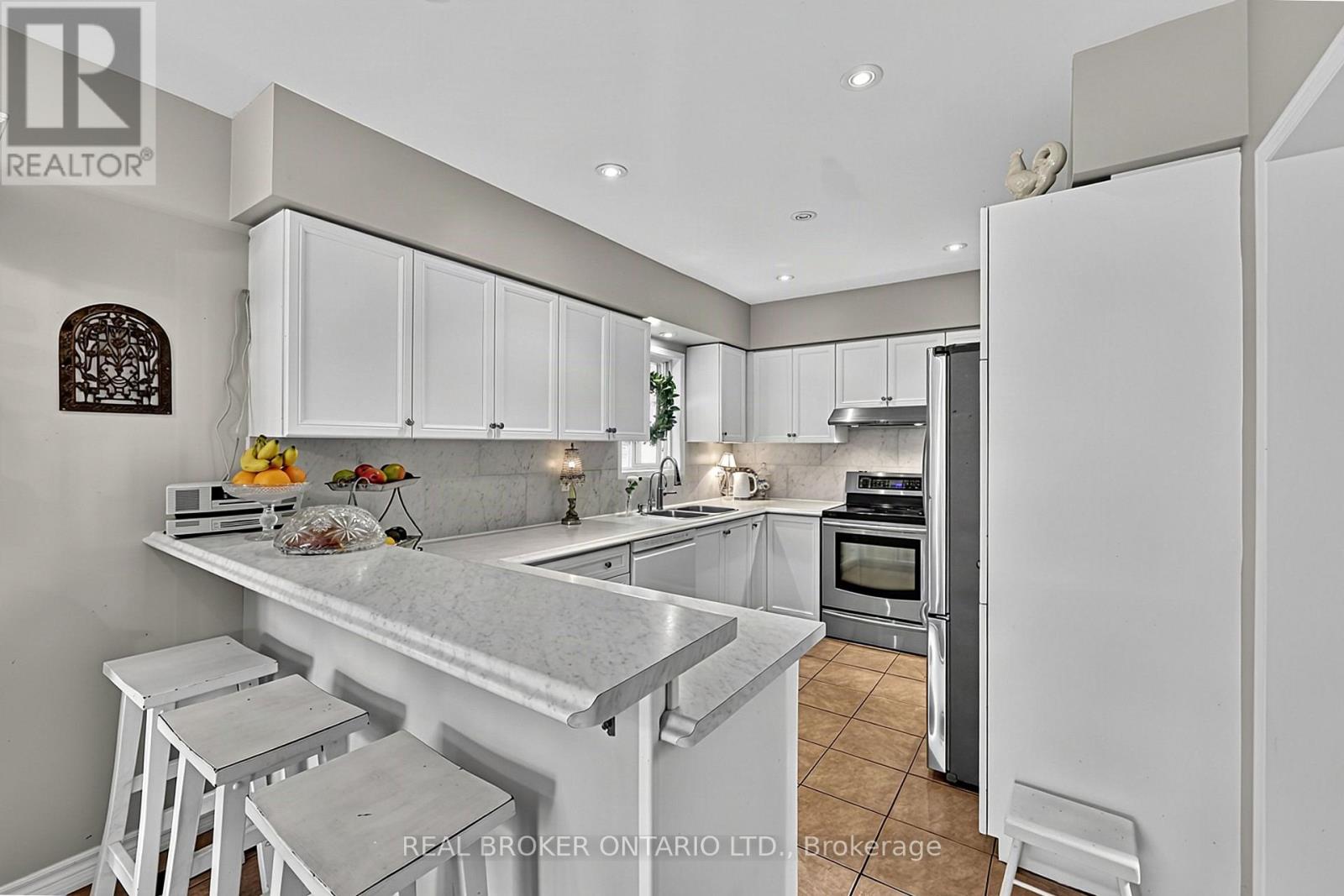 408 FLANAGAN COURT, Newmarket (Summerhill Estates) — photo 5